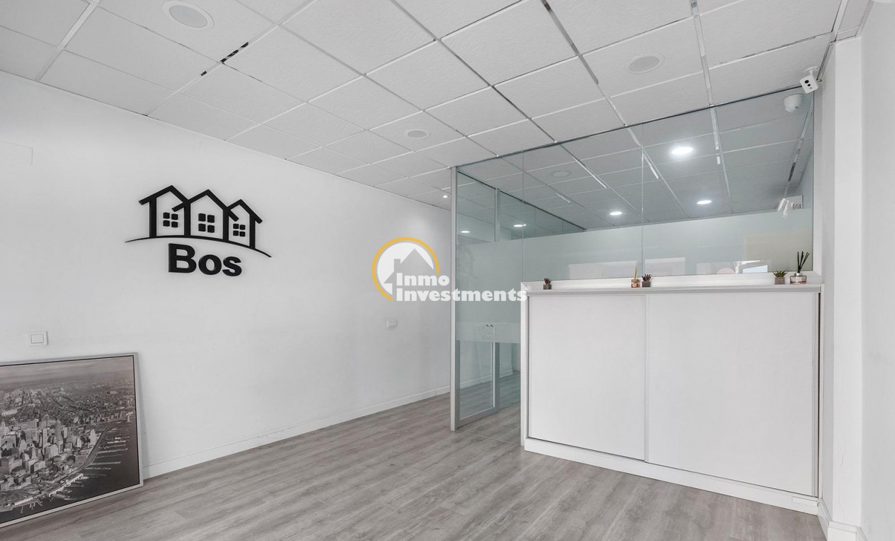 Reventa - Local comercial - Torrevieja - La Mata pueblo