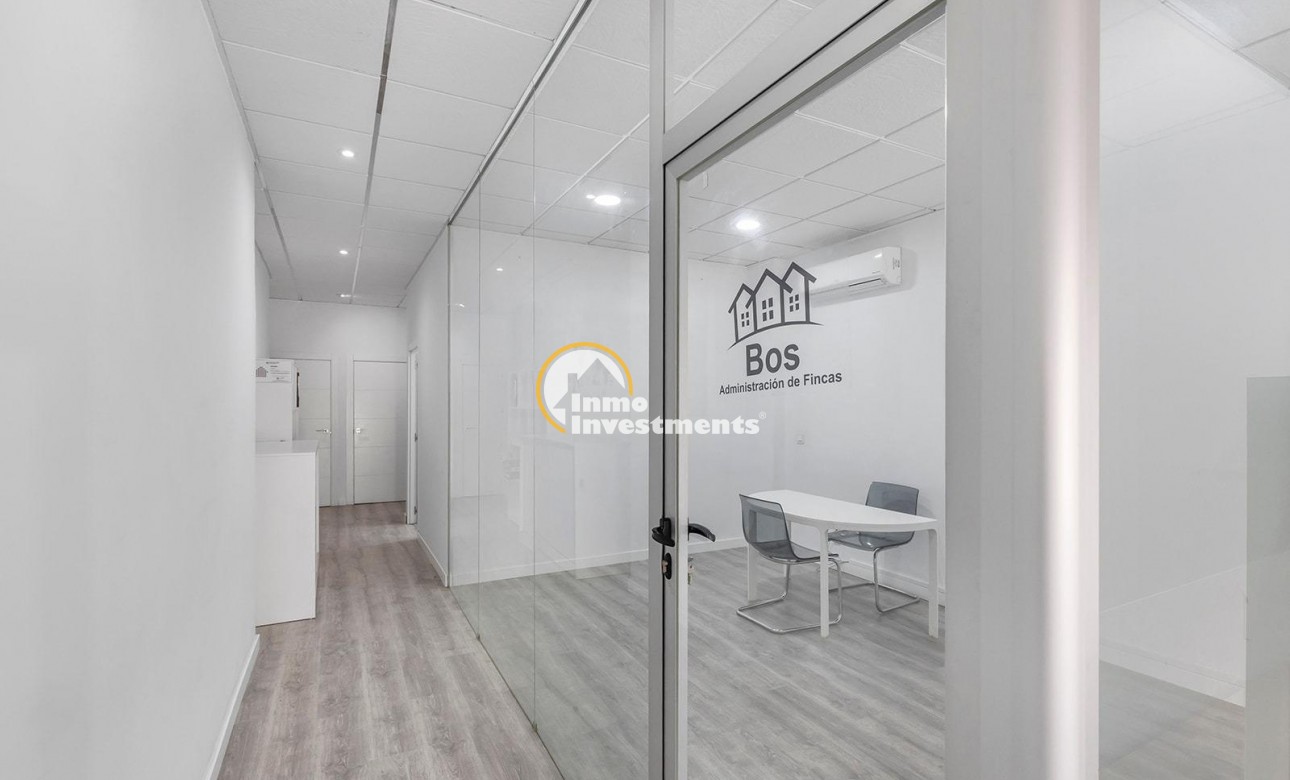 Reventa - Local comercial - Torrevieja - La Mata pueblo