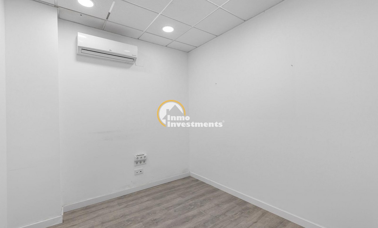 Reventa - Local comercial - Torrevieja - La Mata pueblo