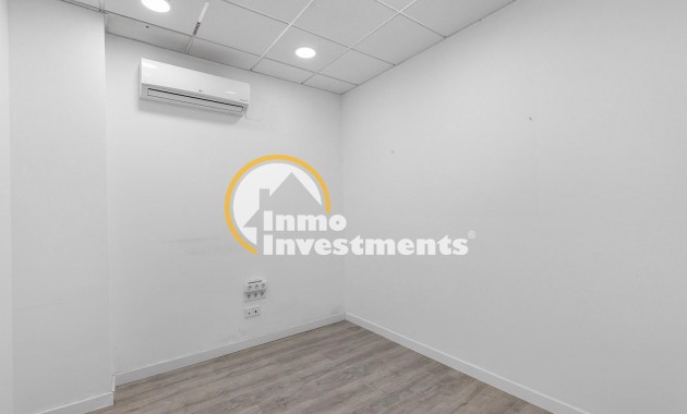 Reventa - Local comercial - Torrevieja - La Mata pueblo
