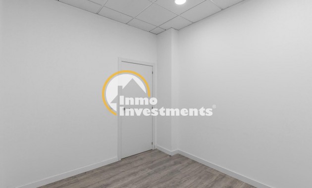 Reventa - Local comercial - Torrevieja - La Mata pueblo