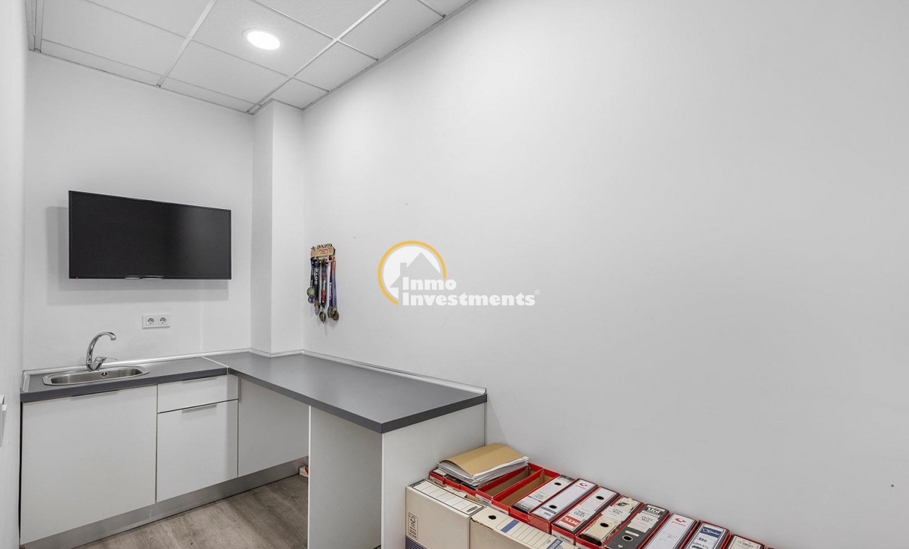 Reventa - Local comercial - Torrevieja - La Mata pueblo