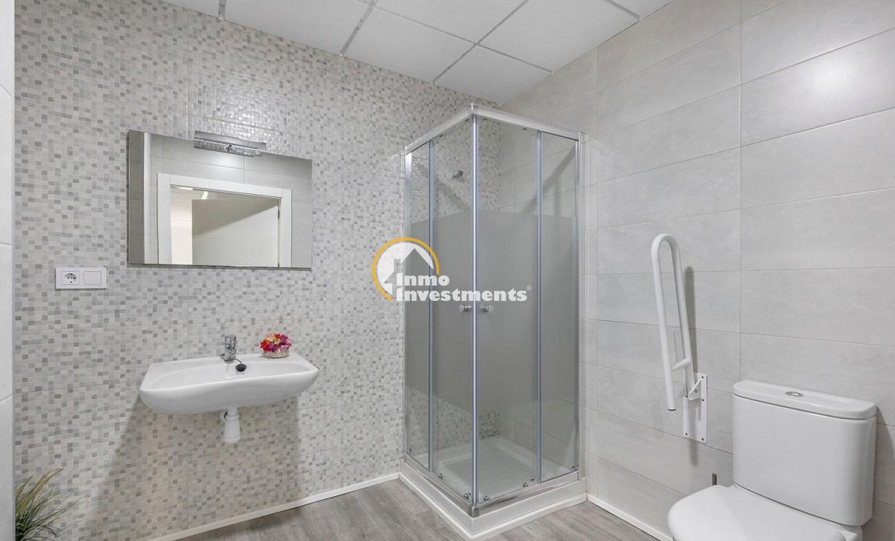 Reventa - Local comercial - Torrevieja - La Mata pueblo