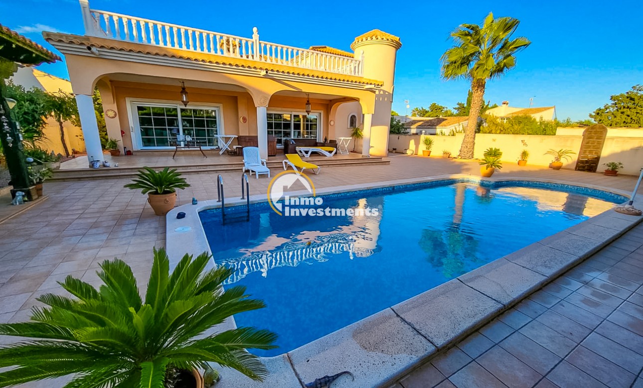 Resale - Villa - Playa Flamenca - Beachside