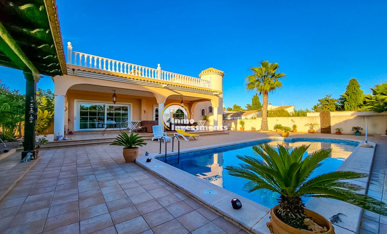 Resale - Villa - Playa Flamenca - Beachside