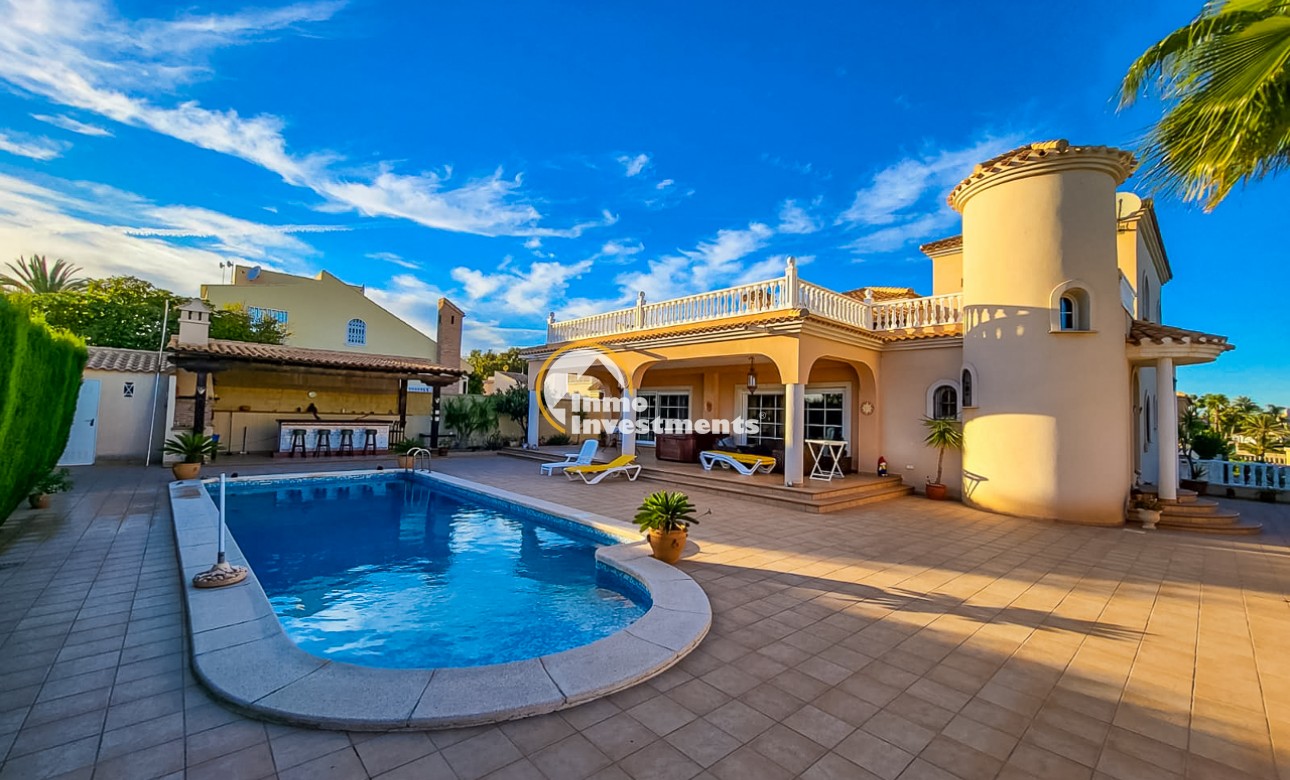 Resale - Villa - Playa Flamenca - Beachside