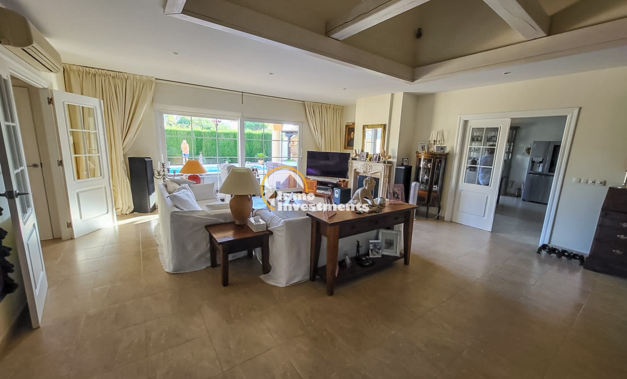 Resale - Villa - Playa Flamenca - Beachside