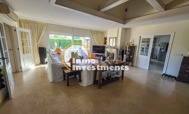 Resale - Villa - Playa Flamenca - Beachside