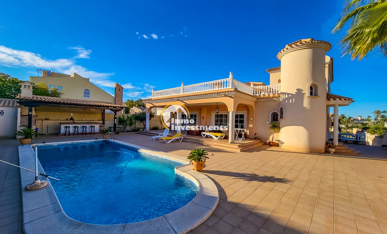 Resale - Villa - Playa Flamenca - Beachside