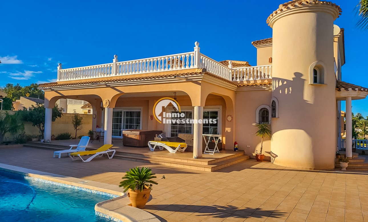 Resale - Villa - Playa Flamenca - Beachside