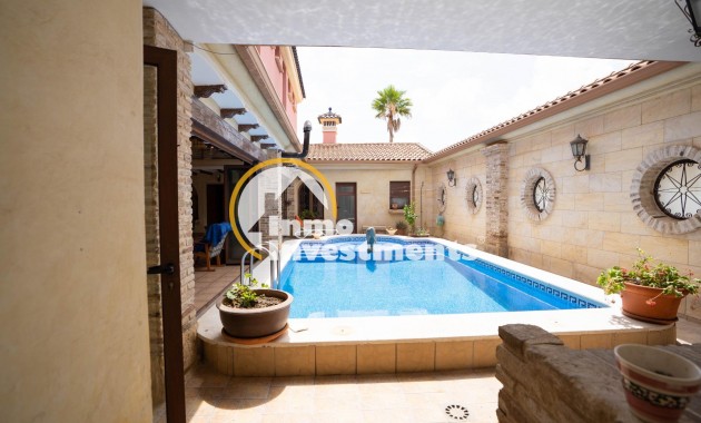 Reventa - Building unique - San Miguel de Salinas - CENTRO