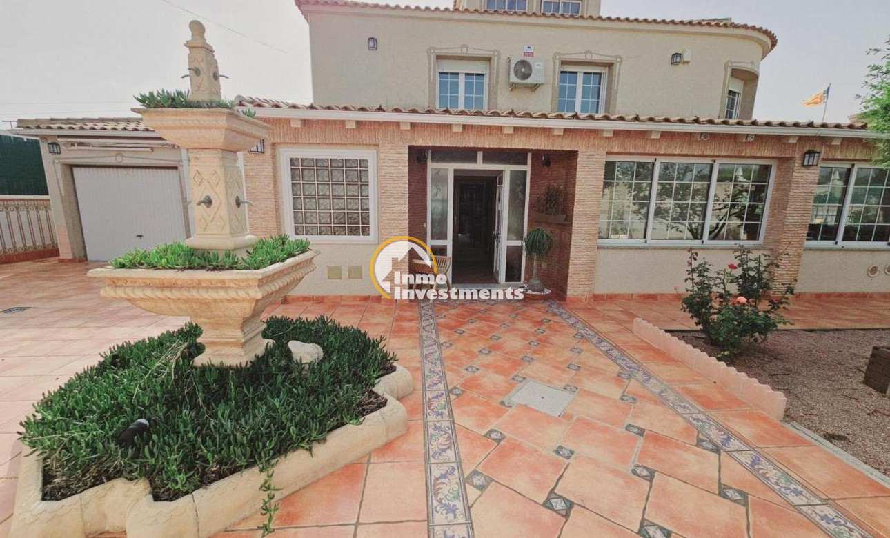 Resale - Villa - Torrevieja - La Siesta - El Salado - Torreta