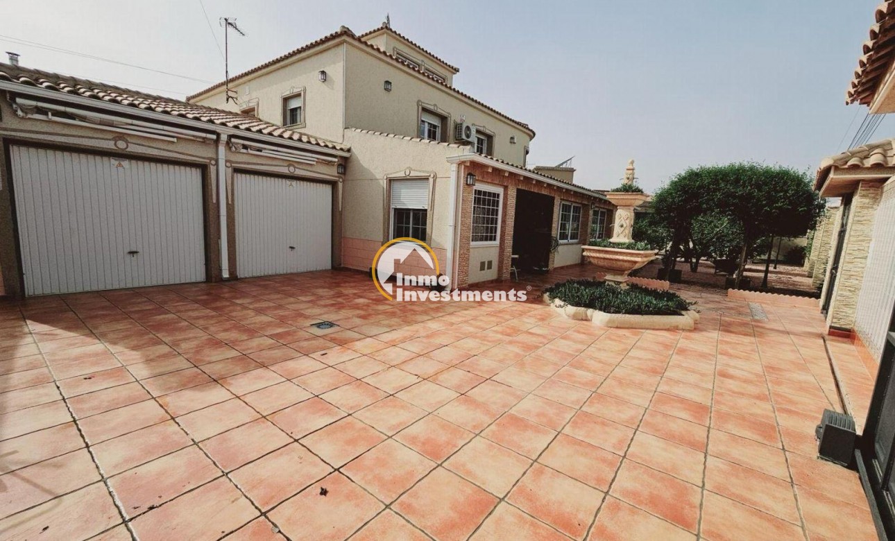 Resale - Villa - Torrevieja - La Siesta - El Salado - Torreta
