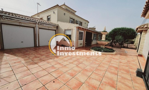 Resale - Villa - Torrevieja - La Siesta - El Salado - Torreta