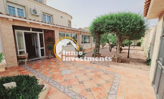 Resale - Villa - Torrevieja - La Siesta - El Salado - Torreta