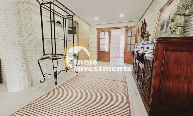 Resale - Villa - Torrevieja - La Siesta - El Salado - Torreta