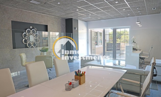 Alquiler larga temporada - Local comercial - Guardamar del Segura - Urbanizaciones