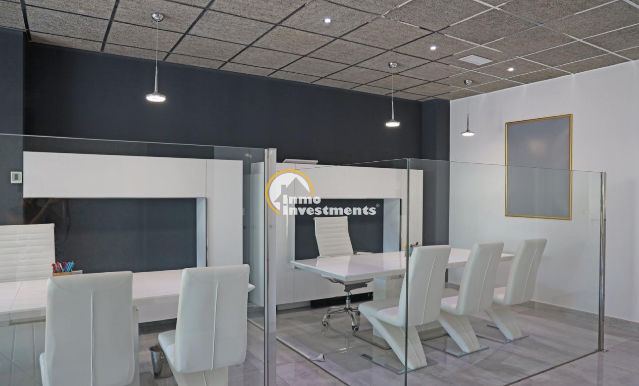 Alquiler larga temporada - Local comercial - Guardamar del Segura - Urbanizaciones