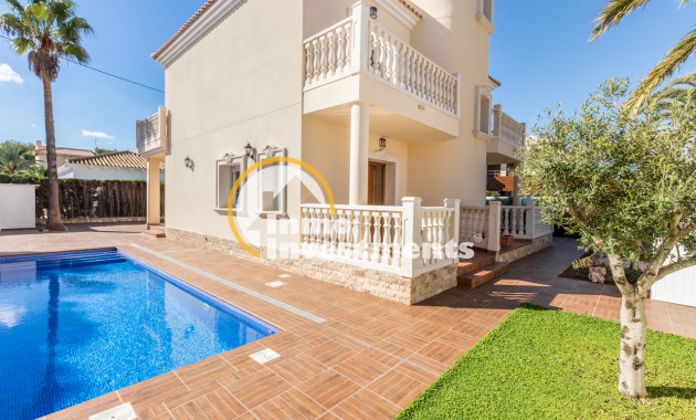 Köp en villa med pool i Cabo Roig, Costa Blanca, Spanien