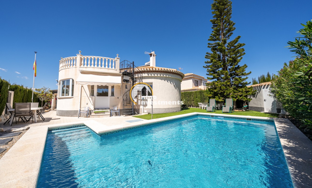 Privater Pool und Sonnenterrasse außerhalb der Villa in Playa Flamenca, Spanien, mit geschwungener Fassade, Balkon und Outdoor-Essgruppe