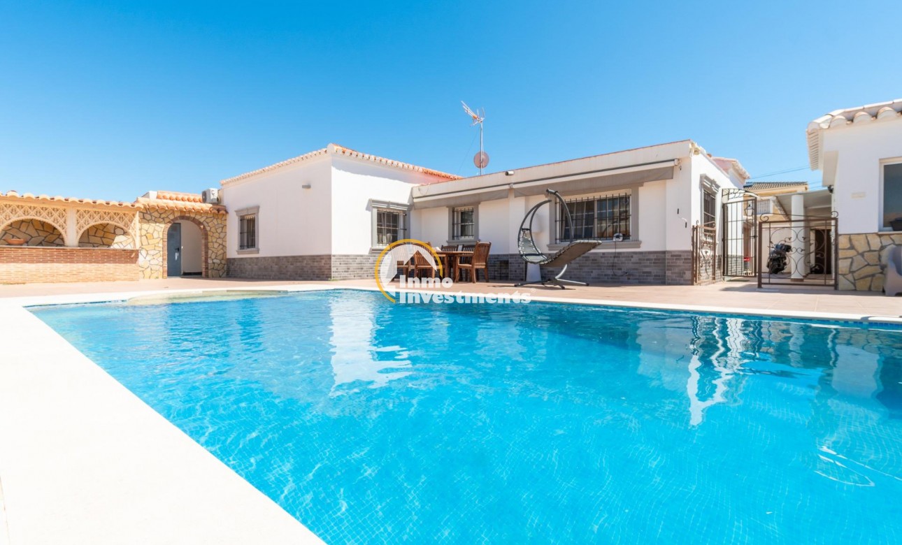 Reventa - Chalet independiente - Torrevieja - Torreta Florida