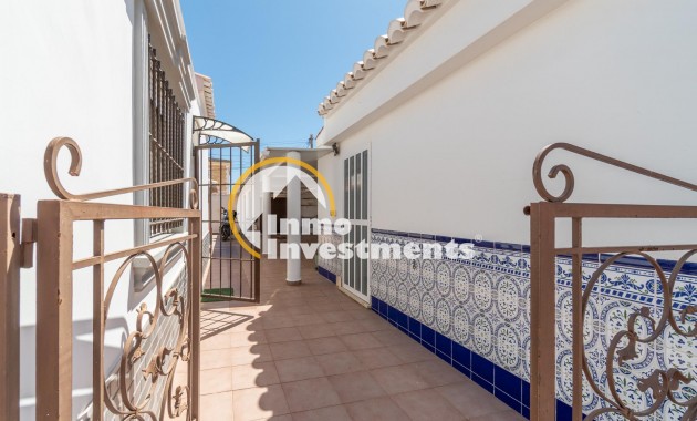 Reventa - Chalet independiente - Torrevieja - Torreta Florida