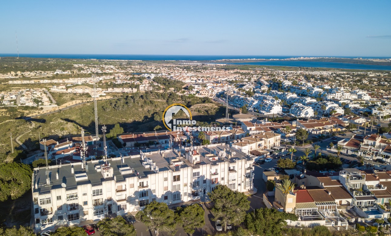 Luftaufnahme einer Wohnanlage in Ciudad Quesada, Spanien, mit umliegender Nachbarschaft und fernem Meer am Horizont