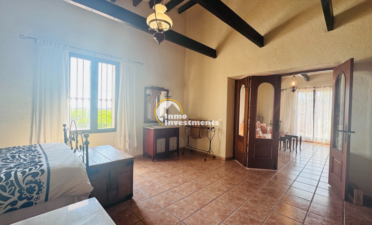 Resale - Finca - Albatera