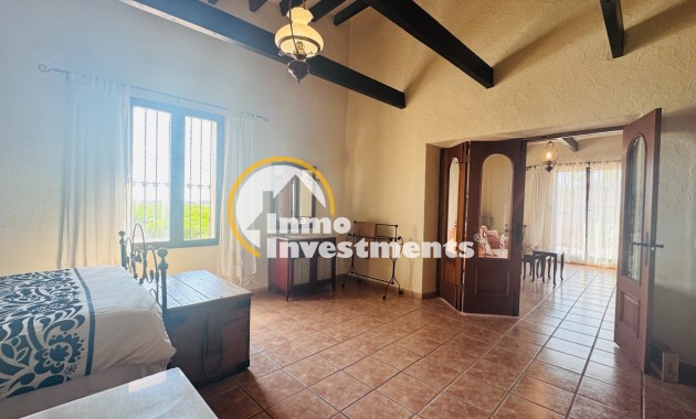 Resale - Finca - Albatera