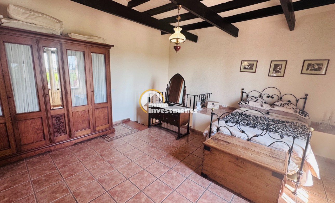 Resale - Finca - Albatera