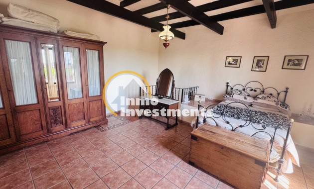 Resale - Finca - Albatera