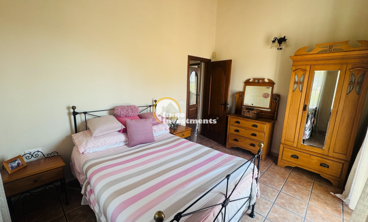 Resale - Finca - Albatera