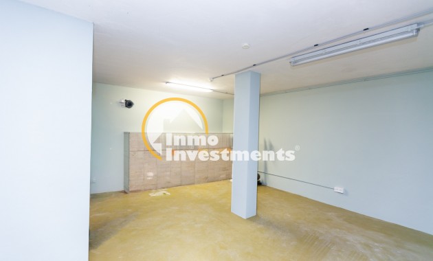 Garage ou espace de stockage ouvert à Mil Palmeras, Espagne, maison quadruple avec murs clairs, éclairages au plafond et sol en béton