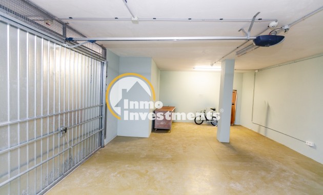 Spacieux garage de maison quadruple à Mil Palmeras, Espagne, avec sol en béton, pilier de soutien et éclairage au plafond