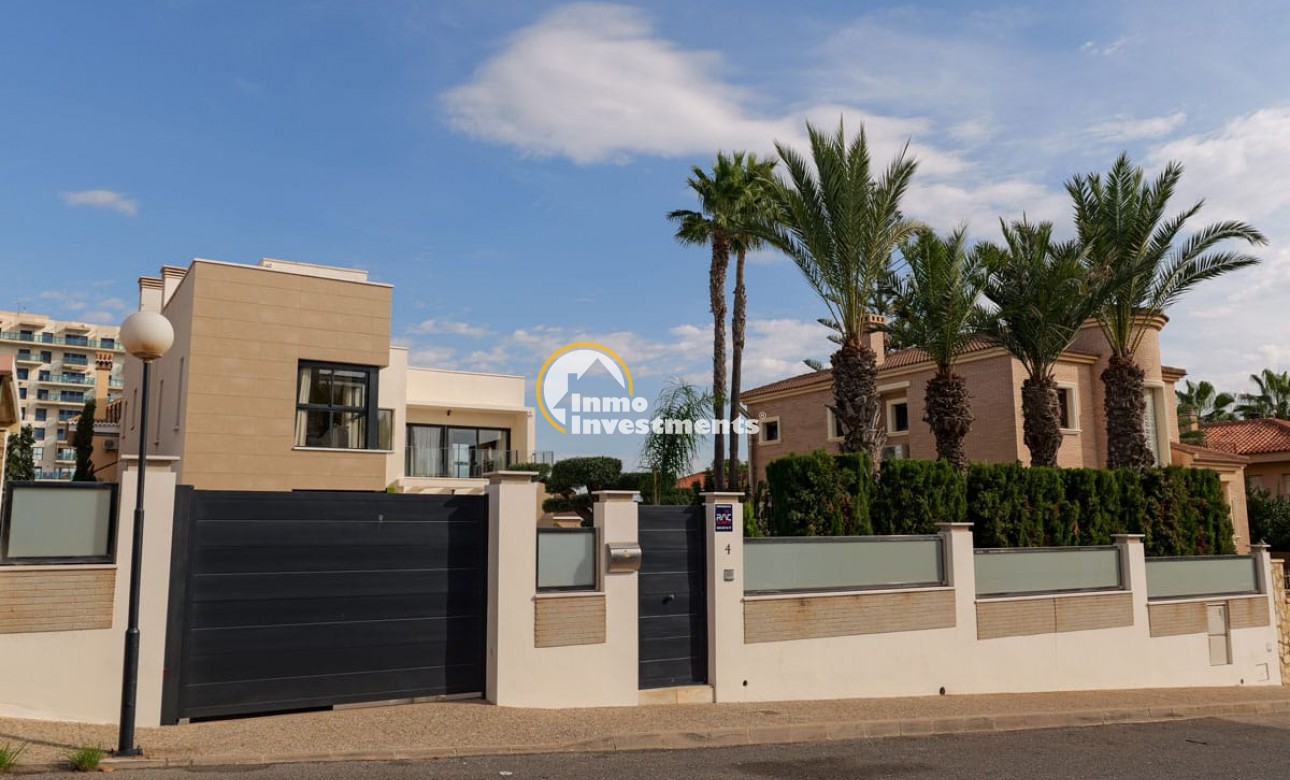 Obra nueva - Chalet independiente - Torrevieja