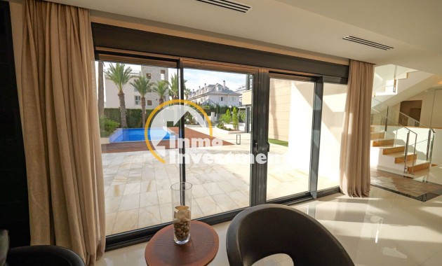Obra nueva - Chalet independiente - Torrevieja