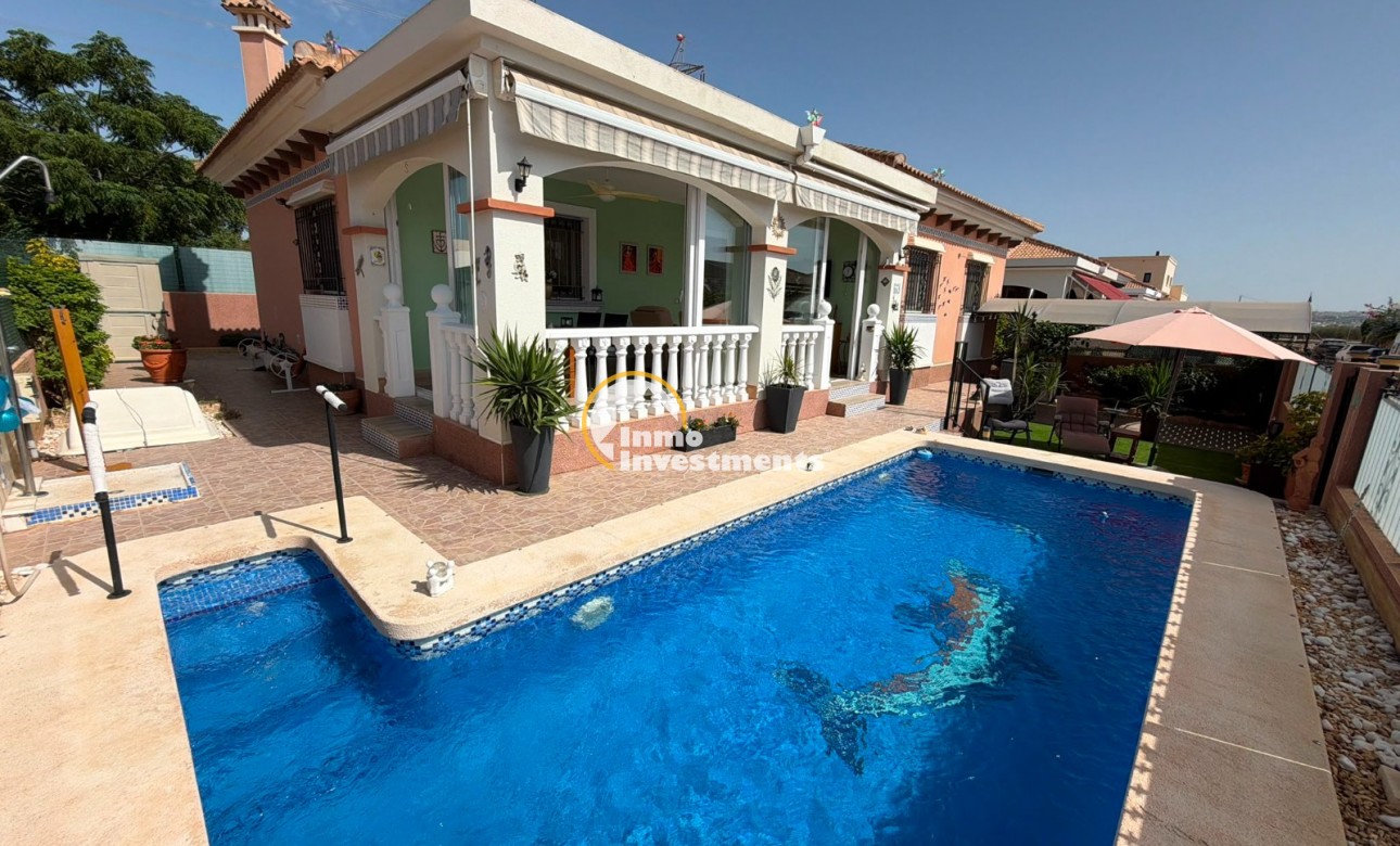 Resale - Villa - Los Montesinos - La Herrada
