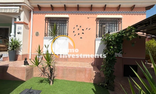 Resale - Villa - Los Montesinos - La Herrada