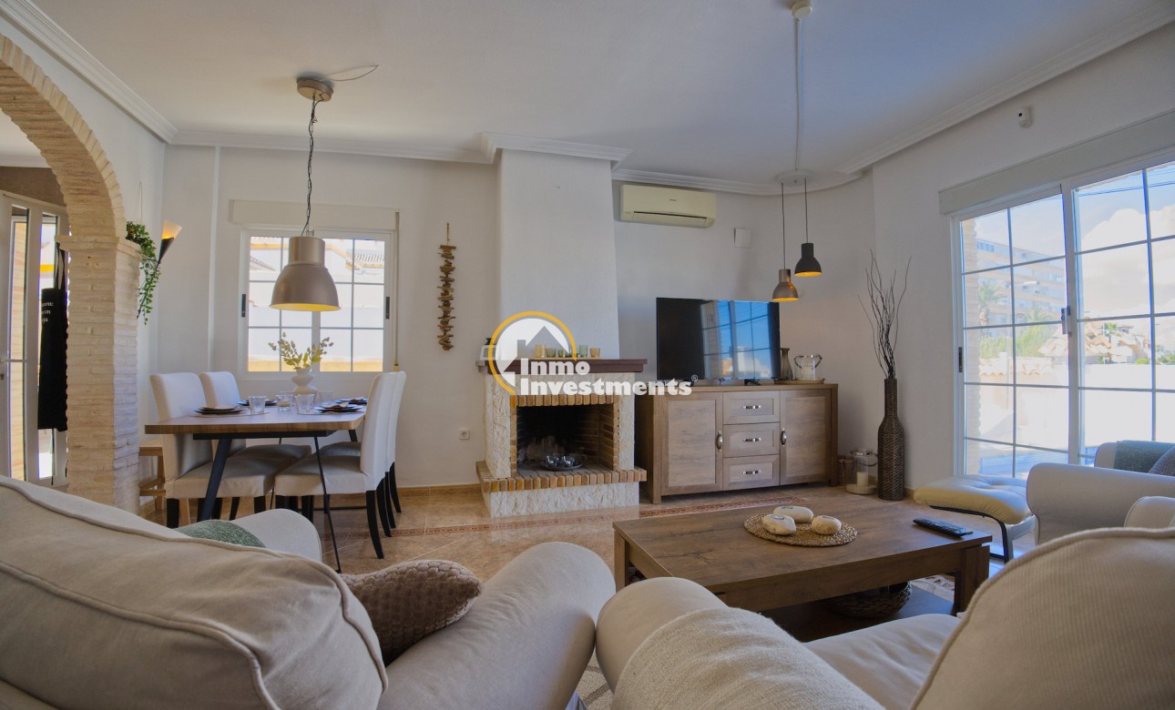 Resale - Villa - Torrevieja