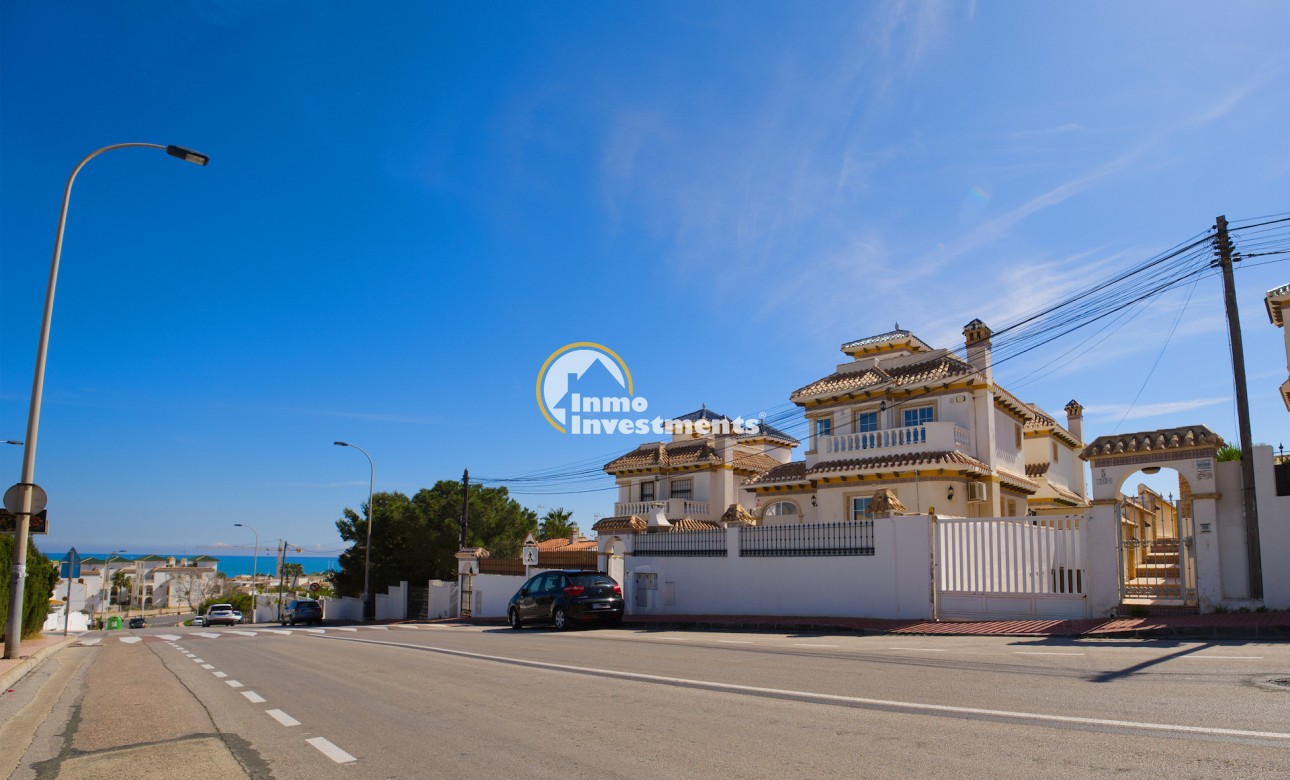 Resale - Villa - Torrevieja