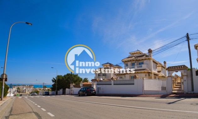 Resale - Villa - Torrevieja