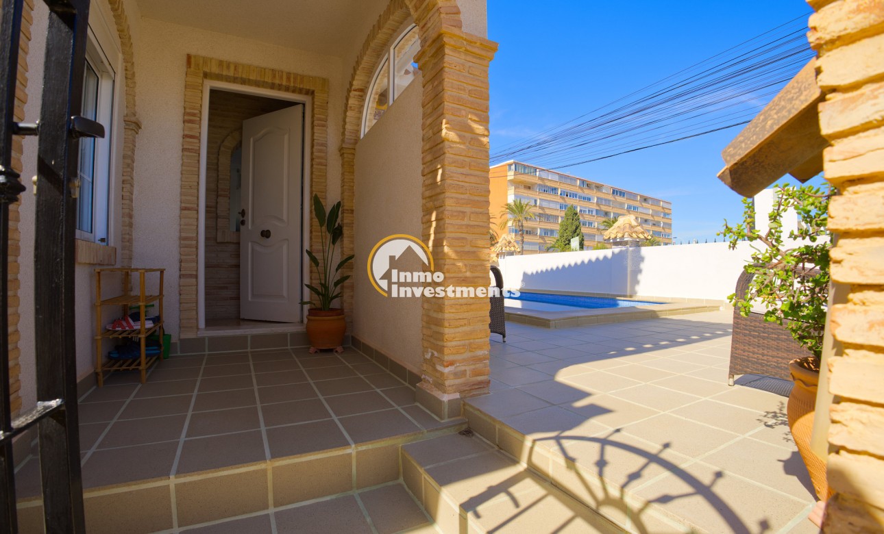 Resale - Villa - Torrevieja