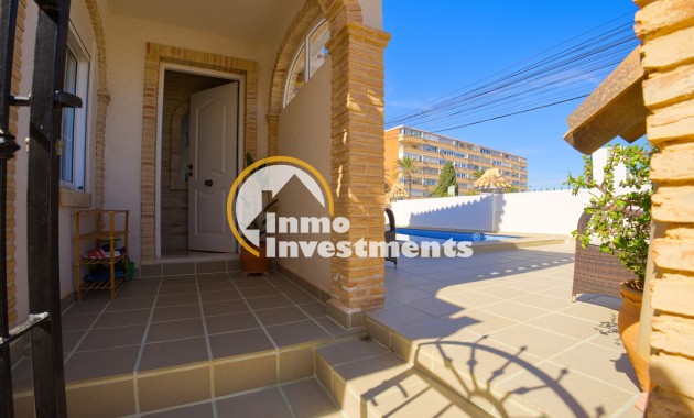 Resale - Villa - Torrevieja