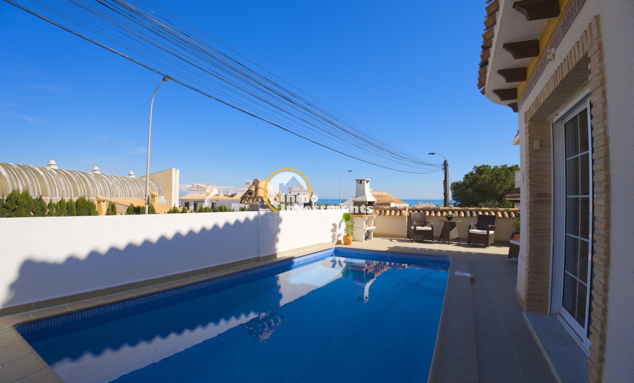 Resale - Villa - Torrevieja