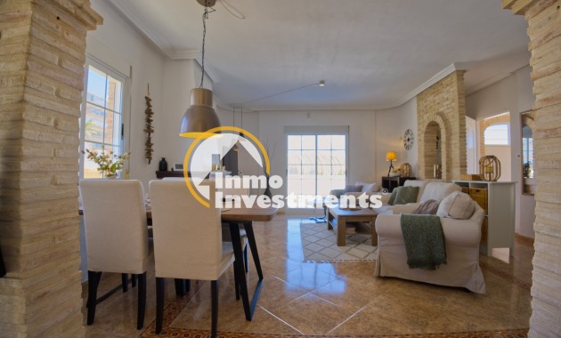 Resale - Villa - Torrevieja