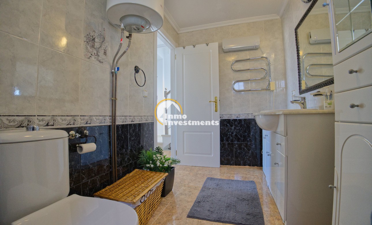 Resale - Villa - Torrevieja