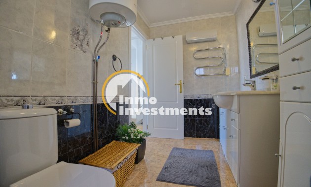 Resale - Villa - Torrevieja