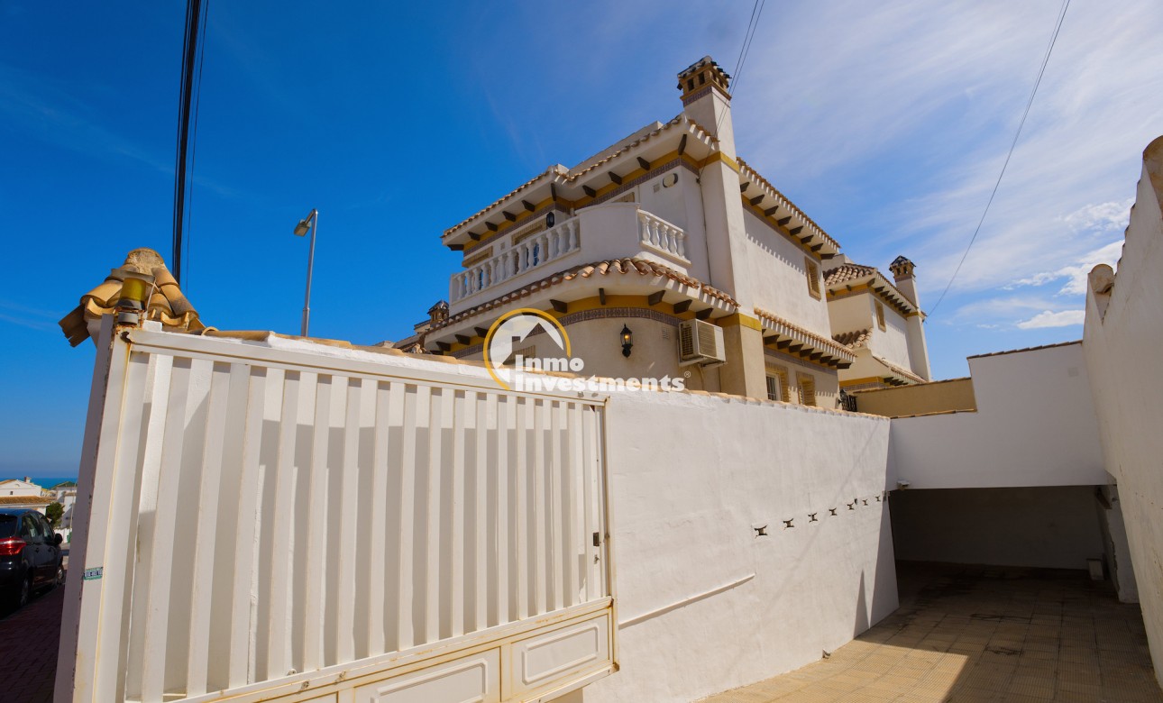 Resale - Villa - Torrevieja