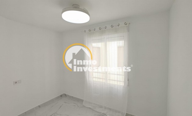 Resale - Apartment - Torrevieja - Acequion