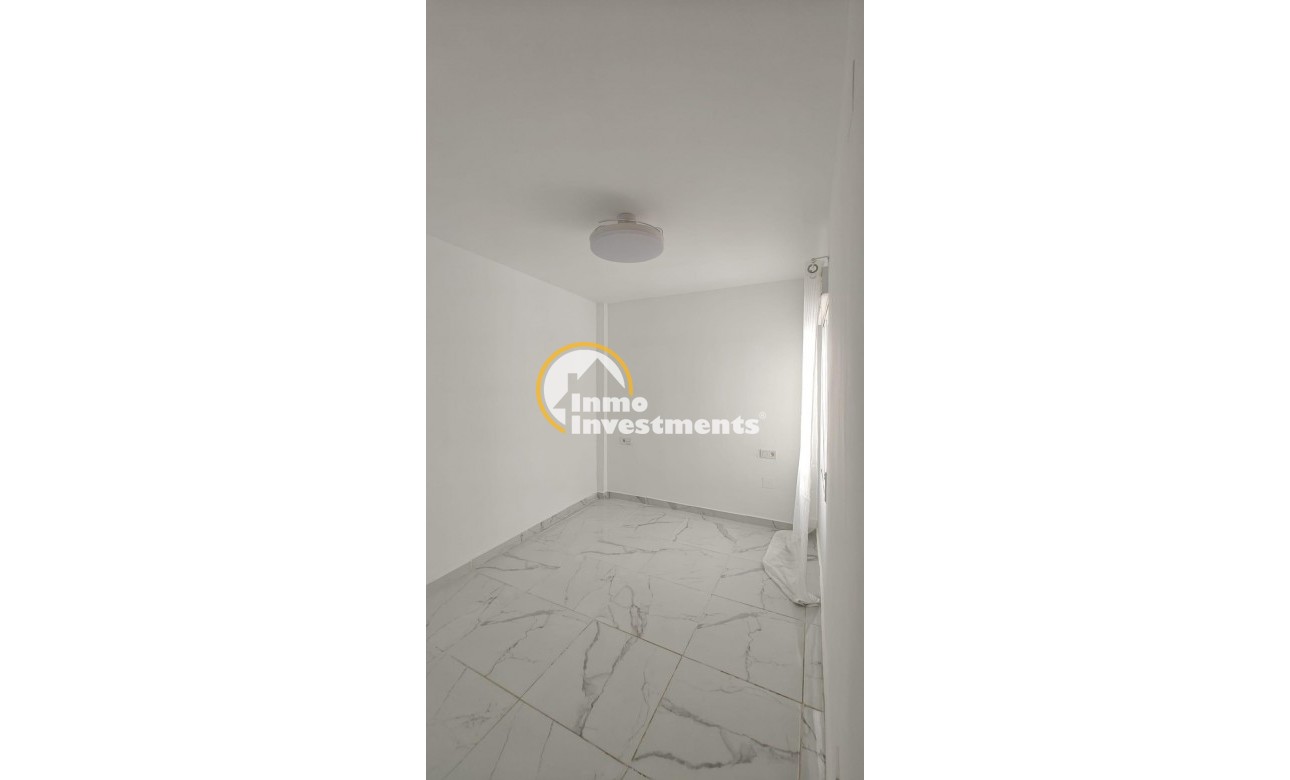 Resale - Apartment - Torrevieja - Acequion